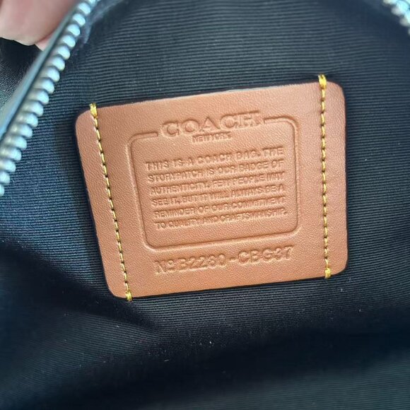 Coach men's pillow bag, size 24 x 14 x 11cm - Picture 8 of 8